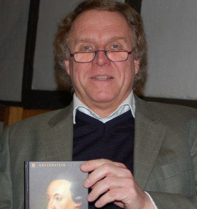 Der Autor mit seinem Werk